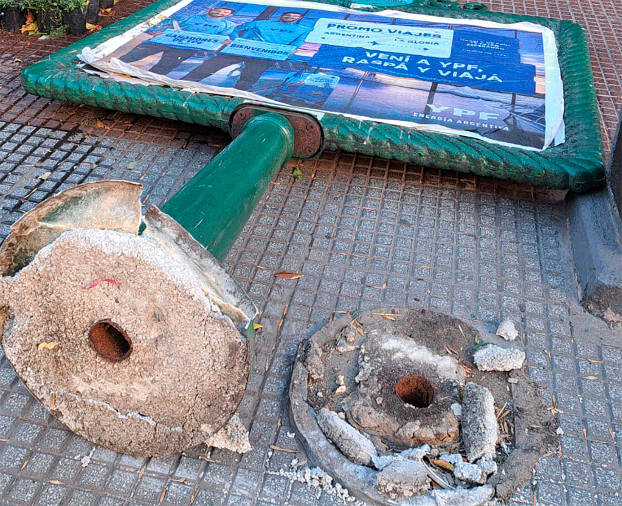 Las fuertes ráfagas de las últimas horas terminaron de derribar una de las clásicas pantallas verdes en el centro de Flores. El incidente pone el foco en la falta de evaluación estructural y el exceso de peso del mobiliario urbano frente a las inclemencias del tiempo.