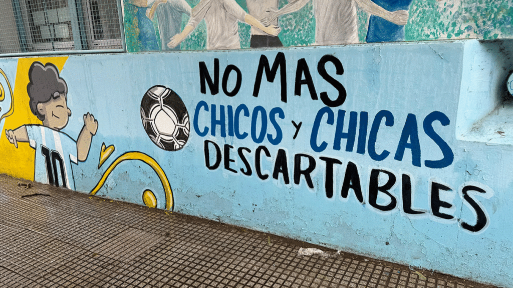 La esquina de la Avenida Directorio y Esteban Bonorino sumó una nueva intervención urbana con un fuerte anclaje social. La Casa Comunitaria San José, el espacio de acompañamiento a la infancia dependiente del Arzobispado, renovó su fachada con una serie de murales que buscan visibilizar la defensa de los niños más vulnerables del barrio.