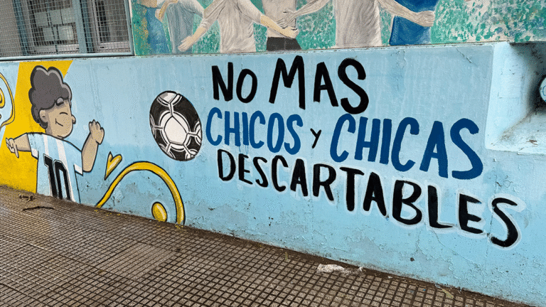 La esquina de la Avenida Directorio y Esteban Bonorino sumó una nueva intervención urbana con un fuerte anclaje social. La Casa Comunitaria San José, el espacio de acompañamiento a la infancia dependiente del Arzobispado, renovó su fachada con una serie de murales que buscan visibilizar la defensa de los niños más vulnerables del barrio.