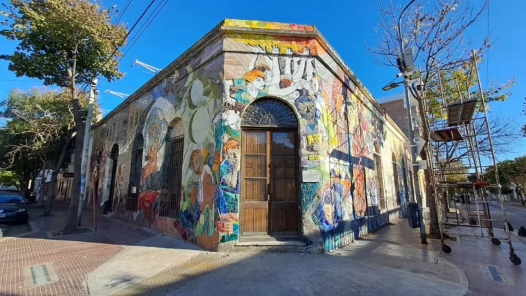 Este sábado 2 de mayo, el espacio de Morón 2538 abrirá sus puertas para una jornada autogestiva y comunitaria. El evento reunirá a más de 50 emprendimientos y ofrecerá música en vivo, arte mural, gastronomía y un espacio de juego para los más chicos.