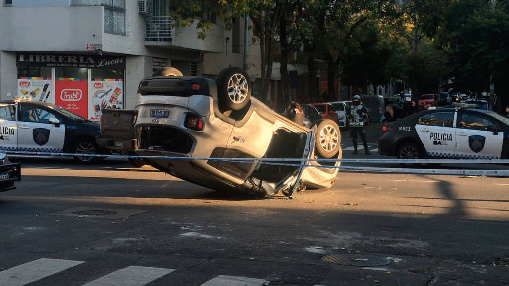 Un Jeep Renegade terminó volcado sobre el asfalto tras colisionar con un móvil de la Policía de la Ciudad en la intersección de Avenida Directorio y Quirno. El siniestro vial no registró heridos de gravedad, pero obligó a interrumpir el tránsito para realizar las pericias correspondientes.
