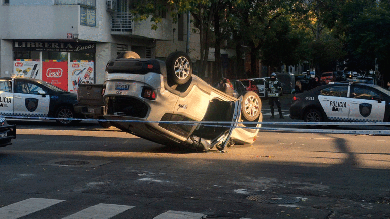 Un Jeep Renegade terminó volcado sobre el asfalto tras colisionar con un móvil de la Policía de la Ciudad en la intersección de Avenida Directorio y Quirno. El siniestro vial no registró heridos de gravedad, pero obligó a interrumpir el tránsito para realizar las pericias correspondientes.