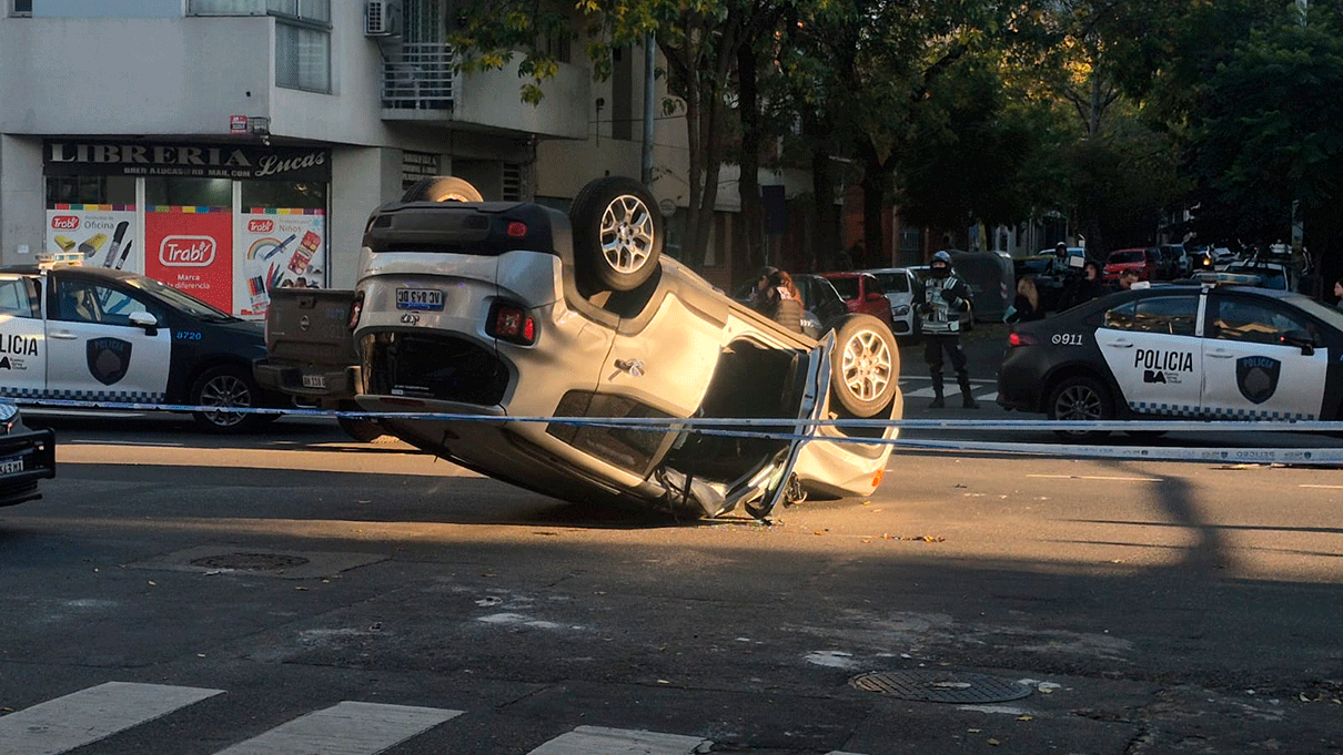 Un Jeep Renegade terminó volcado sobre el asfalto tras colisionar con un móvil de la Policía de la Ciudad en la intersección de Avenida Directorio y Quirno. El siniestro vial no registró heridos de gravedad, pero obligó a interrumpir el tránsito para realizar las pericias correspondientes.