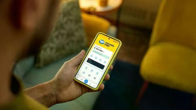 Ciberdelincuentes simulan problemas logísticos en Mercado Libre para derivar la compra a WhatsApp y robar datos bancarios. Cómo evitar la trampa.