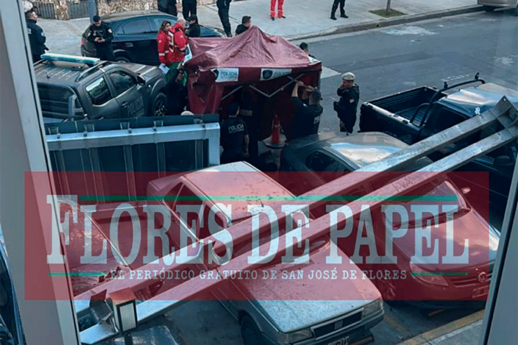 Un cartel cayó desde la Autopista 25 de Mayo tras el choque de dos camiones y mató al Oficial Primero Lucas Donnofrio, quien prestaba servicio en la Comuna 7 de Flores.