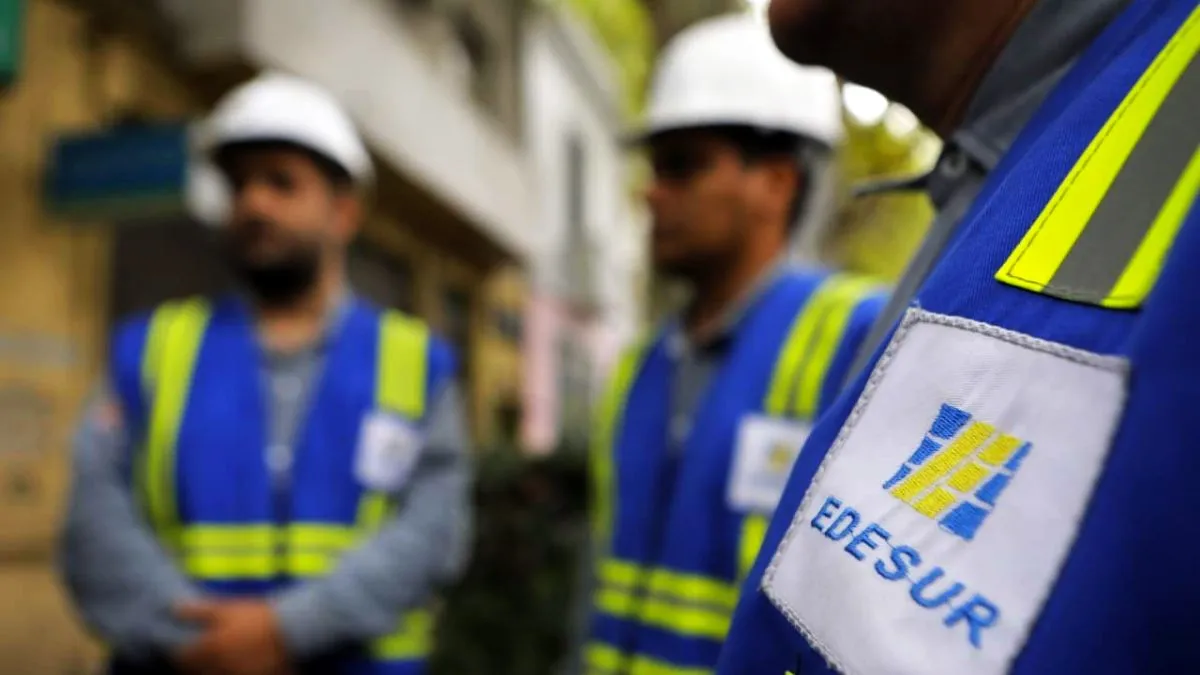 Personal de la Comisaría Vecinal 7A lo detuvo en la esquina de Av. Asamblea y Carlos Ortiz tras el llamado de un vecino. El estafador, que intentaba cobrar en efectivo por supuestos arreglos, ya tenía un pedido de captura activo por otros delitos.