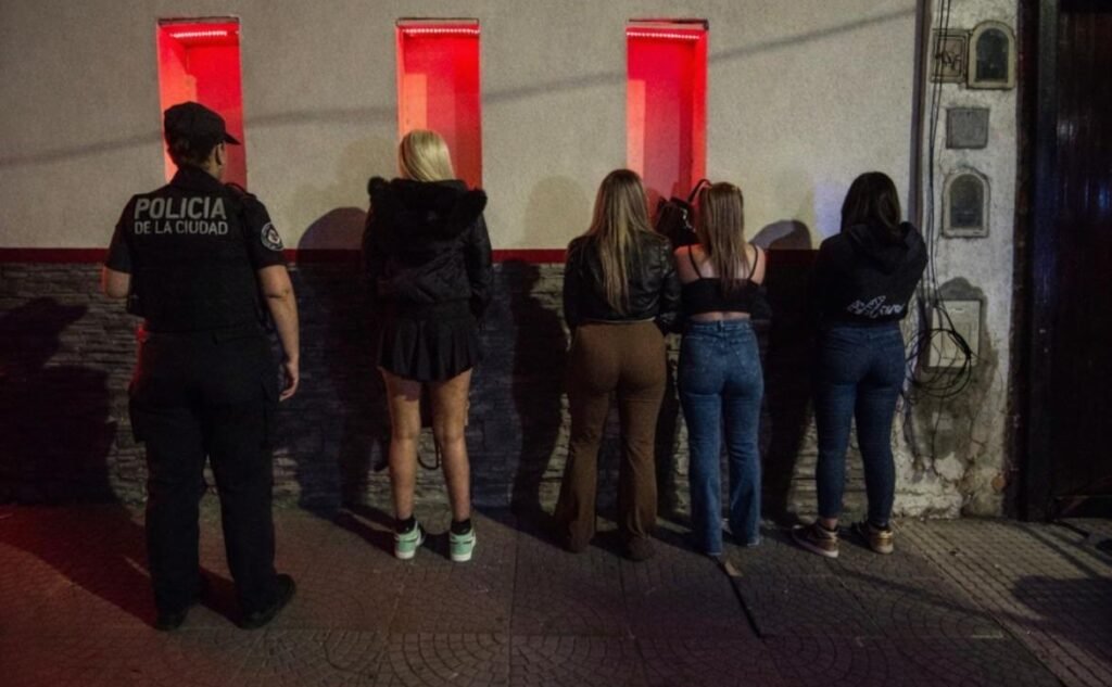 Tras las reiteradas denuncias vecinales por la situación en la zona, la Policía de la Ciudad desplegó el viernes por la noche un operativo de saturación en Flores enfocado en la oferta de sexo y el narcomenudeo.