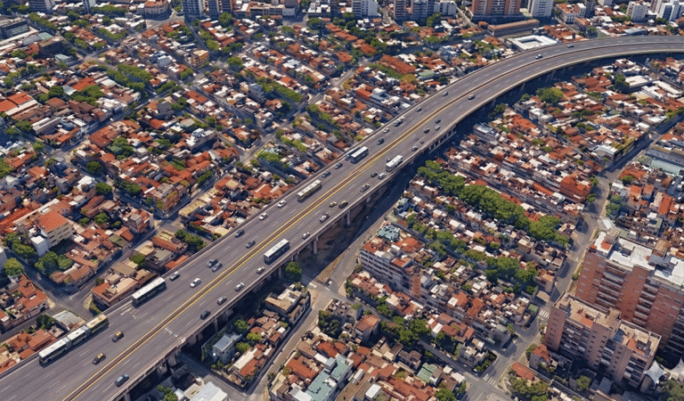 Existen factores estructurales -"rompe barrios" puros- que modificaron su fisonomía, expulsaron a los vecinos de toda la vida y convirtieron amplias zonas en lugares de paso.