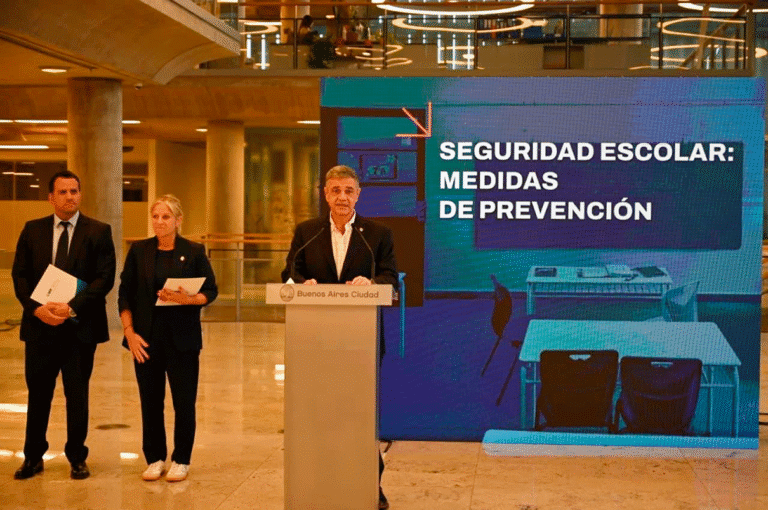 Ante los reiterados casos de amenazas de violencia en colegios porteños, el Gobierno de la Ciudad activó un protocolo de intervención estricto. El Jefe de Gobierno, Jorge Macri, advirtió que estos hechos no son bromas pesadas sino delitos penales, y confirmó que la Justicia ya investiga tres casos concretos que derivaron en operativos policiales.