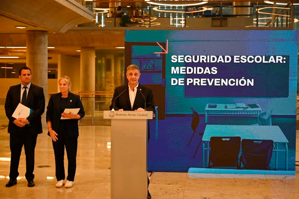 Ante los reiterados casos de amenazas de violencia en colegios porteños, el Gobierno de la Ciudad activó un protocolo de intervención estricto. El Jefe de Gobierno, Jorge Macri, advirtió que estos hechos no son bromas pesadas sino delitos penales, y confirmó que la Justicia ya investiga tres casos concretos que derivaron en operativos policiales.