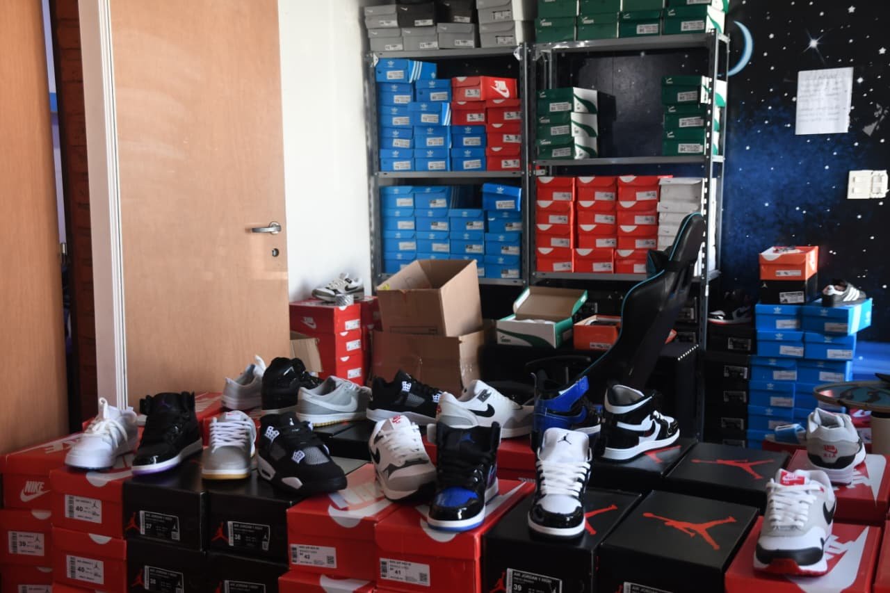 La Policía incautó más de 800 pares de zapatillas falsificadas en Avellaneda. Ingresaban al país desde Brasil ocultas en micros de larga distancia.