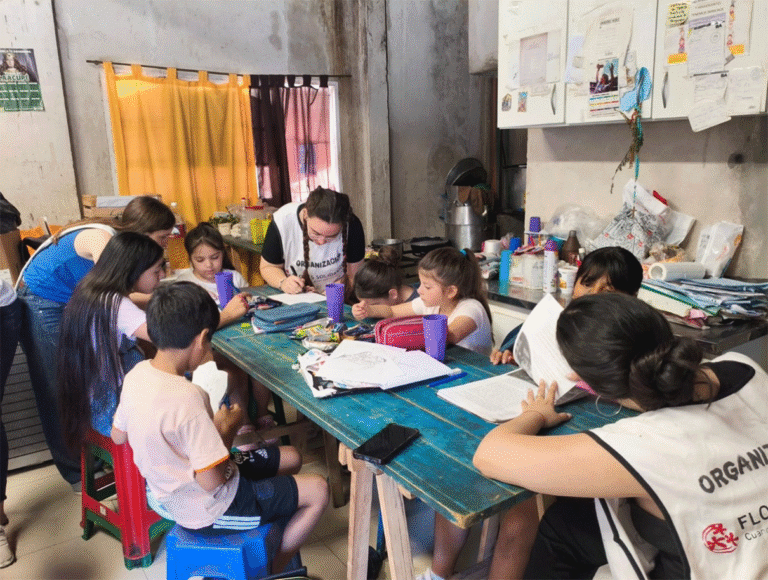 Estudiantes de la Universidad de Buenos Aires (UBA) y la red de merenderos Flores Solidario dictan clases de apoyo escolar gratuito para niveles primario y secundario. Las jornadas se realizan todos los sábados por la mañana en cinco sedes distribuidas en el barrio.