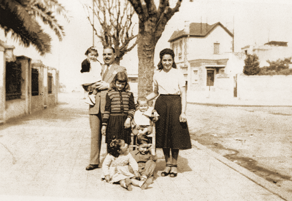 Familia en las calle de las casitas municipales del barrio de Flores