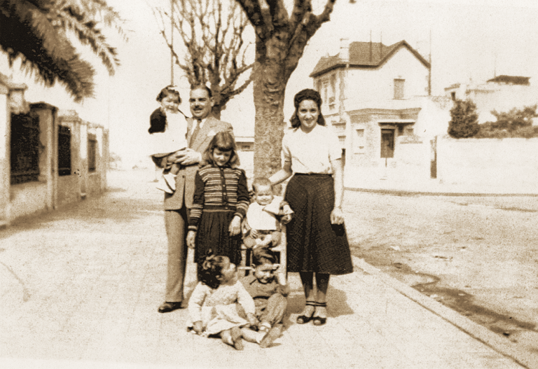 Familia en las calle de las casitas municipales del barrio de Flores