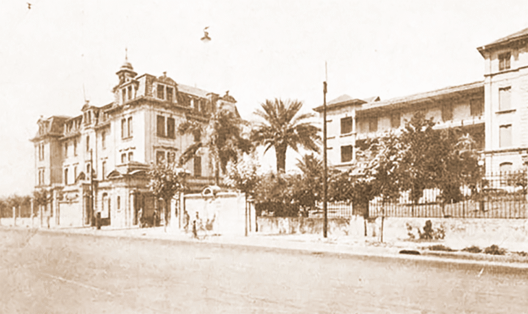 Un recorrido histórico por los orígenes de las dos instituciones de salud más importantes de nuestro barrio: el Hospital Dr. Teodoro Álvarez y el Hospital Parmenio Piñero. Desde la trágica epidemia de fiebre amarilla de 1871 hasta los legados solidarios y vecinales que permitieron la construcción de estos centros médicos fundamentales para la comunidad de Flores.