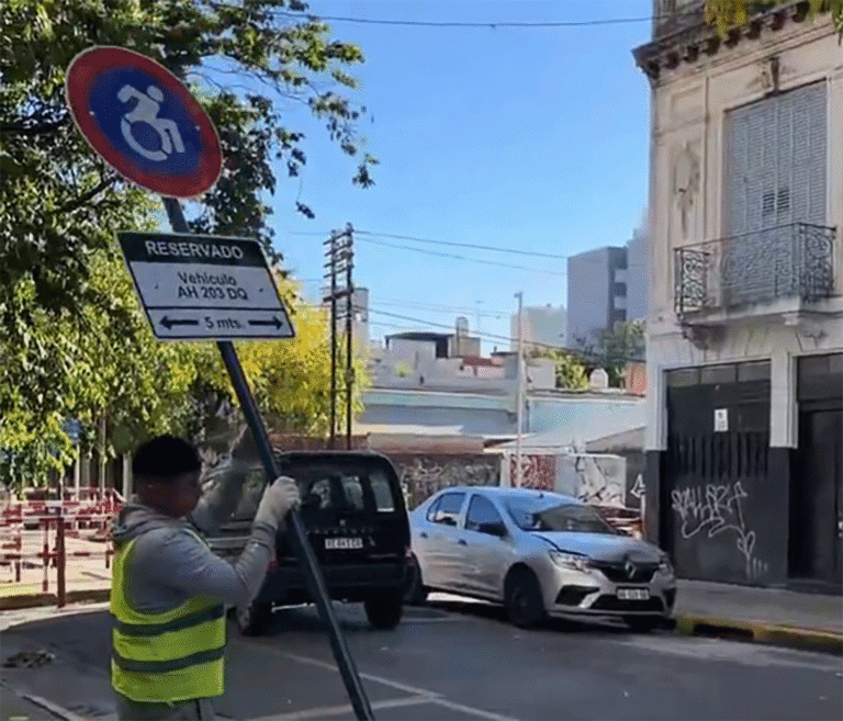 El Gobierno porteño dio de baja 272 reservas para personas con discapacidad que presentaban graves irregularidades. El 11% pertenecía a personas que ya habían muerto y casi un 10% estaban falsificados. La medida busca garantizar el lugar a quienes realmente lo necesitan.