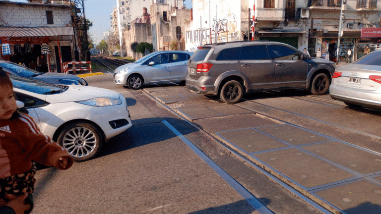 Vecinos denuncian el deterioro en el asfalto del paso a nivel del tren Sarmiento. Demoras, bocinazos y embotellamientos que actúan como un "rompe barrios"