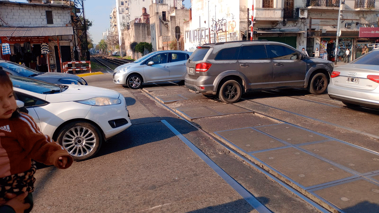 Vecinos denuncian el deterioro en el asfalto del paso a nivel del tren Sarmiento. Demoras, bocinazos y embotellamientos que actúan como un "rompe barrios"