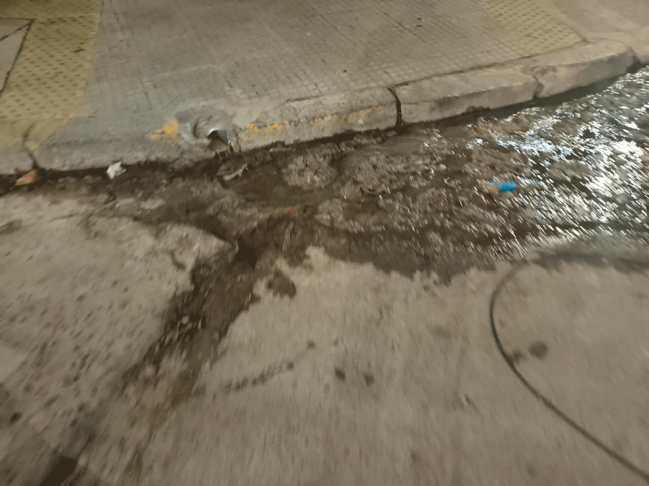 Vecinos de Saraza 2196 denuncian hace años materia fecal en la vereda. Reclamos ante AYSA y BOTI sin respuesta. Flores de Papel visibiliza el caso.