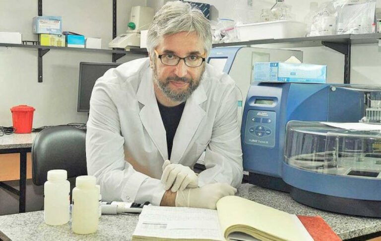 Fernando Polack: del barrio que lo vio trabajar al restaurante que armó para su hija Hay vecinos que uno conoce sin saber que los conoce. Fernando Polack es uno de esos. Médico pediatra, investigador, director de la Fundación Infant, que funciona desde hace más de veinte años en Gavilán 94, acá nomás, en Flores. Un tipo que durante décadas trabajó a la vuelta de casa y que la mayoría del barrio no sabía quién era. Hasta que llegó el COVID. Fue en 2020 cuando el nombre de Polack empezó a sonar en todas partes. Era él quien había traído a la Argentina la vacuna de Pfizer para los ensayos de fase 3. Era él quien explicaba en televisión, sin alarmismo y sin demagogia, cómo se comportaba el virus, qué había que esperar, cuándo iba a pasar. Un científico en zapatillas y buzo canguro que hacía llano lo complejo. El barrio lo descubrió tarde, pero lo descubrió. Lo que pocos saben es que mientras todo eso pasaba, Polack tenía otra preocupación encima, más silenciosa y más personal. Su hija Julia, que hoy tiene 27 años, es neurodivergente. Y la pregunta que ronda a cualquier padre en esa situación —¿qué va a hacer tu hijo cuando cumpla 18?— le empezó a pesar mucho antes de que Julia terminara la secundaria. Su respuesta fue Alamesa. El primer restaurante de la Argentina gestionado completamente por jóvenes neurodivergentes abrió en marzo de 2024 en Las Cañitas, en Maure 1463. No como espacio terapéutico. No como proyecto educativo. Como un lugar de trabajo, con empleados en relación de dependencia, sueldo y todo lo que eso implica. Hoy son 37 los jóvenes que trabajan ahí, con un promedio de 30 años. El 80 por ciento del personal. Polack lo explica con la claridad que lo caracteriza: lo que Julia necesitaba era lo que necesita cualquier persona, un entorno donde tener vida social y la posibilidad de hacer algo que impacte en otros. Nada más. Nada menos. El resultado está a la vista. Alamesa tiene 4.9 en Google y 5 en TripAdvisor, cifras que la mayoría de los restaurantes de la ciudad no alcanzan ni sostenidos por años de trabajo. Pero más que eso, los chicos que entraron sin ingresos y sin demasiado para contar en la mesa familiar salieron con empleo, amigos, anécdotas propias y vacaciones que dependen de su turno, no del humor de sus padres. Julia también cambió. Más segura, más resuelta, más suelta. Como sus compañeros. El 9 de julio Alamesa cierra la calle Maure para festejar con un almuerzo especial. En la cocina, el chef Roberto Petersen. En las mesas, los mismos pibes de siempre. El hombre que trabajó años en la primera cuadra de Gavilán, el que trajo la vacuna, el que explicó la pandemia mejor que nadie, armó para su hija algo que el Estado nunca pudo armar para ninguno. Y funciona. ¿Querés recibir las noticias de Flores directo en tu WhatsApp? Escribinos acá y te sumamos al grupo.