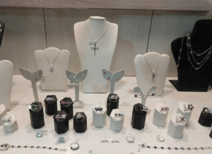 Joyería con 30 años de trayectoria en Av. Rivadavia 6433, Flores. Compra y venta de oro, brillantes, relojes y alianzas. Tasaciones serias, mejoramos cualquier oferta.