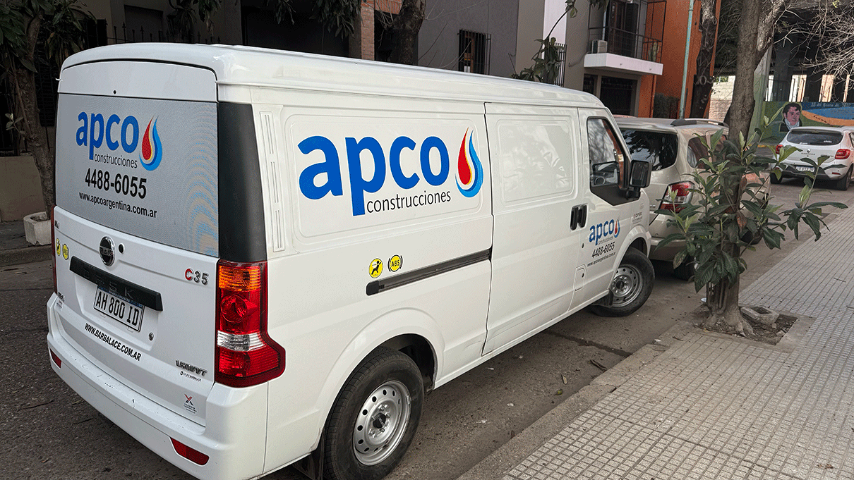 AySA acelera la instalación de medidores en Flores con la contratista APCO Construcciones, sin previo aviso a los vecinos.