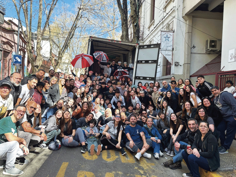 El Instituto San José de Flores vuelve a viajar a la Puna: más de cuatro décadas de una misión que sale del barrio. La solidaridad de manifiesto en todas las edades.