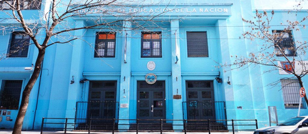 En el Colegio N° 9 Urquiza de Flores, las ratas llegaron a las aulas y los pasillos. Alumnos y familias denuncian que el Ministerio no da respuestas.