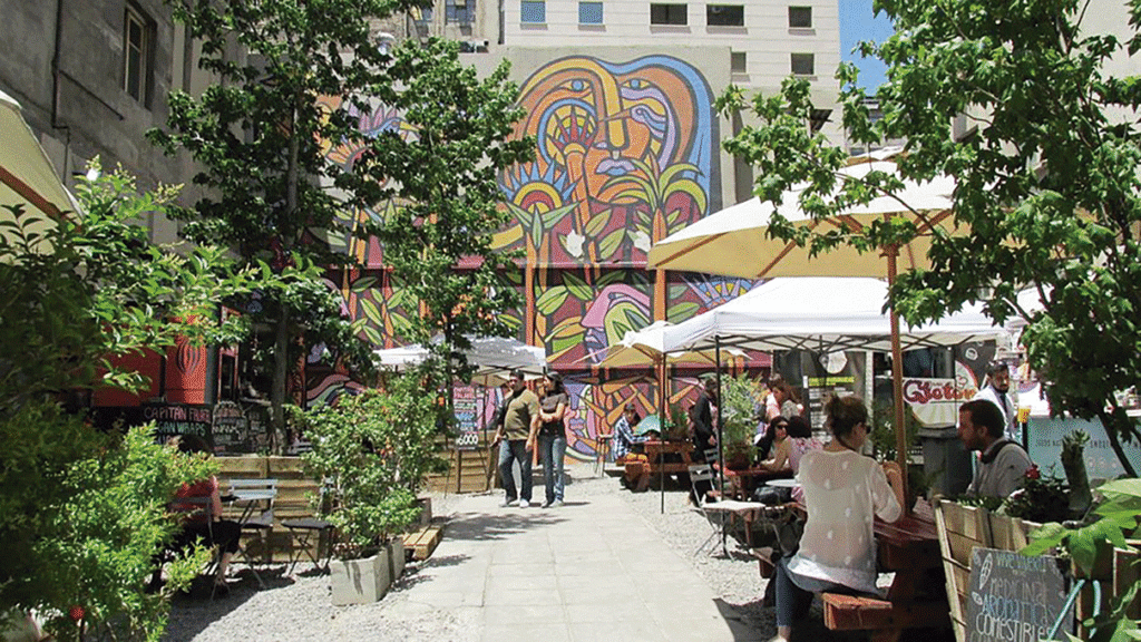 Mientras la Ciudad debate crear plazas de bolsillo, en Flores se siguen tapando planteras y talando árboles en las veredas de todos los días.