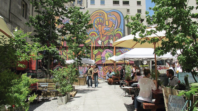 Mientras la Ciudad debate crear plazas de bolsillo, en Flores se siguen tapando planteras y talando árboles en las veredas de todos los días.