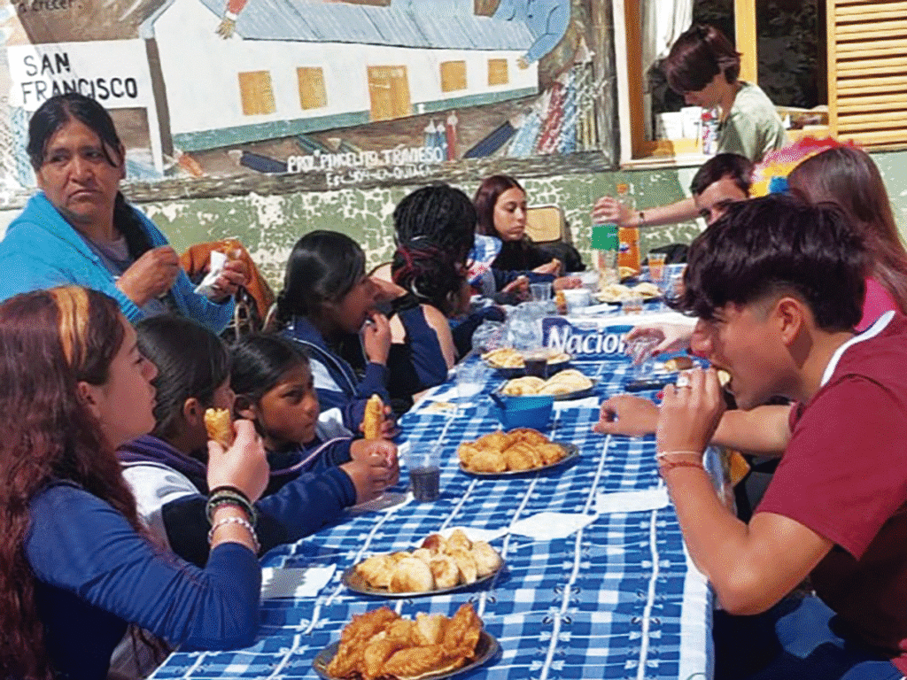 El Instituto San José de Flores vuelve a viajar a la Puna: más de cuatro décadas de una misión que sale del barrio. La solidaridad de manifiesto en todas las edades. 
