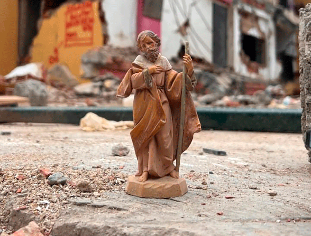 Estatua de San José intacta entre los escombros de una casa derrumbada por el terremoto en Venezuela