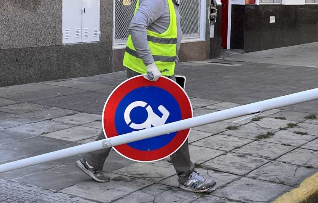 La Ciudad multa con hasta $200 mil a quienes usan carteles truchos de estacionamiento para personas con discapacidad.