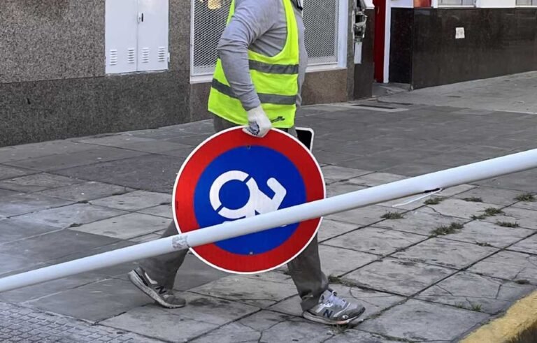 La Ciudad multa con hasta $200 mil a quienes usan carteles truchos de estacionamiento para personas con discapacidad.