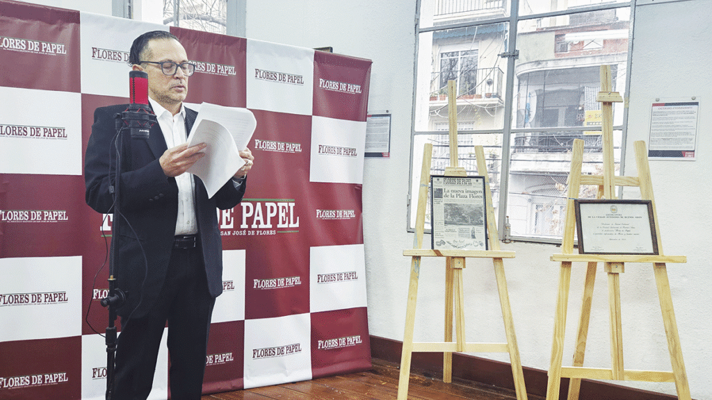 Flores de Papel cumple 27 años en el barrio: gratuito, independiente, y ya distribuyendo su edición número 324.