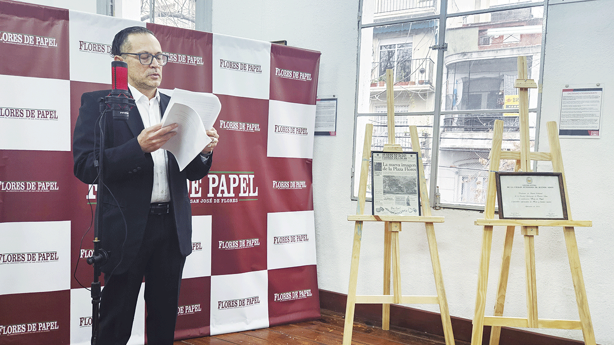 Flores de Papel cumple 27 años en el barrio: gratuito, independiente, y ya distribuyendo su edición número 324.
