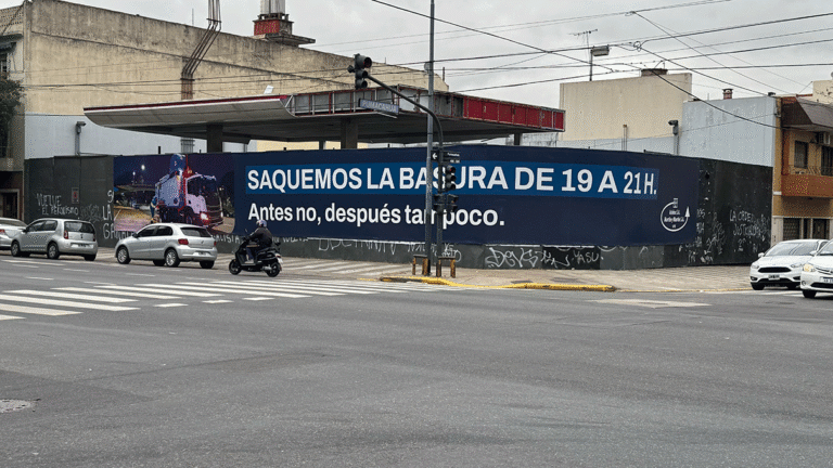 Multiplican los controles por la basura en Flores, pero el camión sigue sin pasar antes del amanecer del día siguiente.
