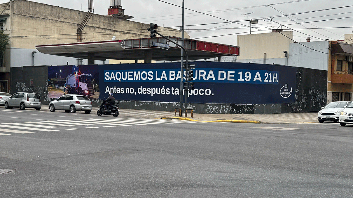 Multiplican los controles por la basura en Flores, pero el camión sigue sin pasar antes del amanecer del día siguiente.