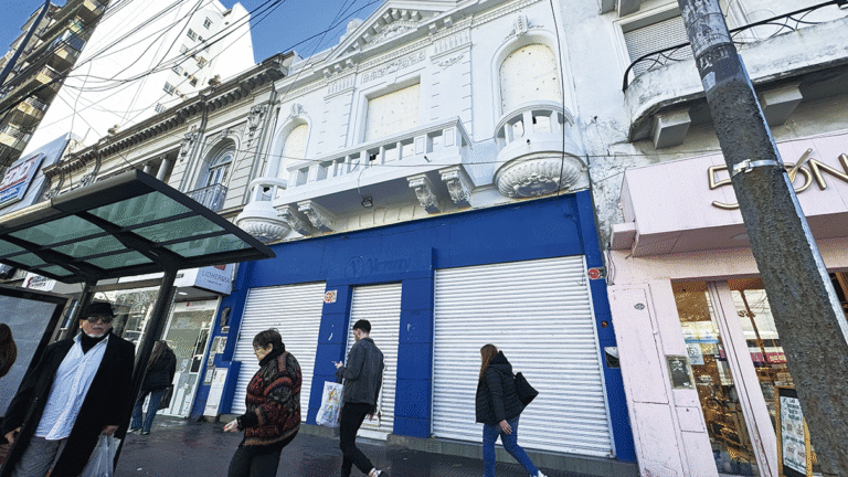 Locales cerrados, vacancia en alza y menos consumo: así está hoy la avenida Rivadavia, el termómetro comercial de Flores.