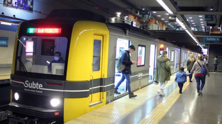 La Ciudad simplifica el trámite del subte gratis para jubilados: ahora alcanza con presentar el DNI en la comuna.
