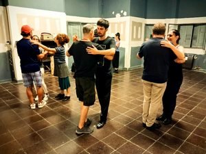 Tango y vínculos en Flores: la clase que enseña a escuchar antes que a bailar