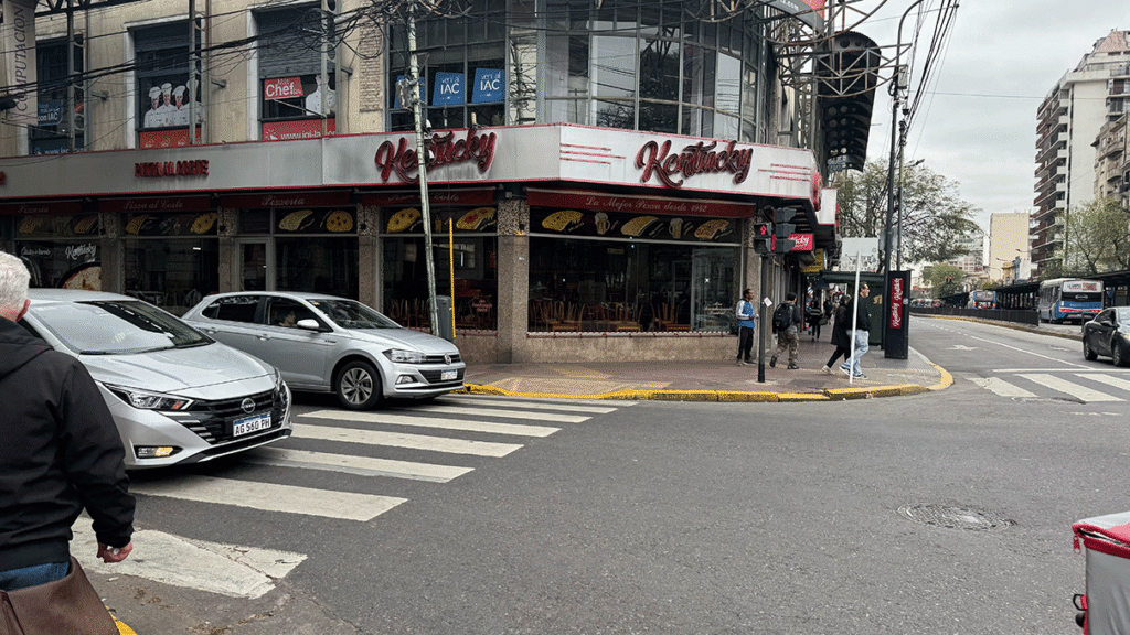 La sucursal de Kentucky en Rivadavia y Pedernera cerró. Crecen las versiones de una demolición en la esquina de la Pizzería Odeón.