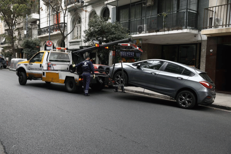 La Ciudad permite denunciar por WhatsApp autos mal estacionados, aunque la ley limita los casos que habilitan un acarreo.