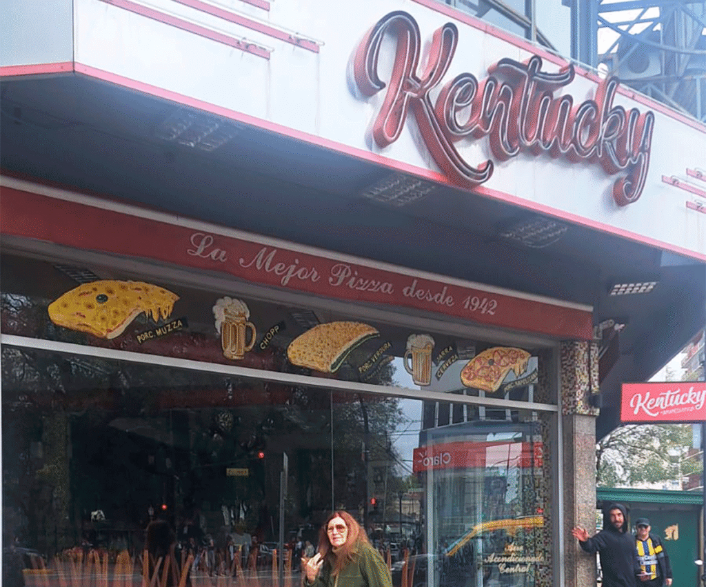 Cerró el Kentucky de Flores y crecen las versiones de que van a demoler la esquina donde funcionó la Pizzería Odeón