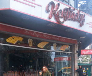 Cerró el Kentucky de Flores y crecen las versiones de que van a demoler la esquina donde funcionó la Pizzería Odeón