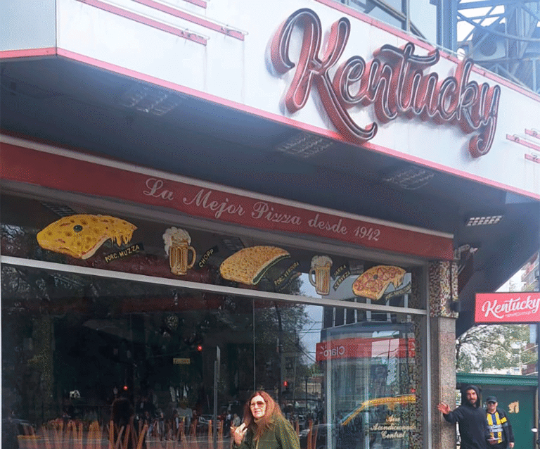 Cerró el Kentucky de Flores y crecen las versiones de que van a demoler la esquina donde funcionó la Pizzería Odeón