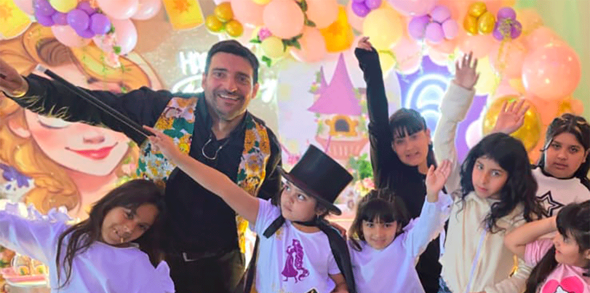 Show de magia y humor para fiestas infantiles, familiares y de adultos en Flores. Más de 30 años de experiencia. Consultá disponibilidad.
