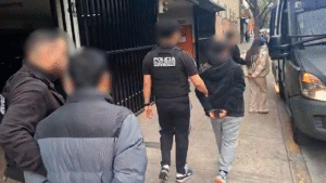 Tres personas de nacionalidad peruana detenidas y más de un kilo y medio de cocaína secuestrada en Flores: uno tenía arresto domiciliario