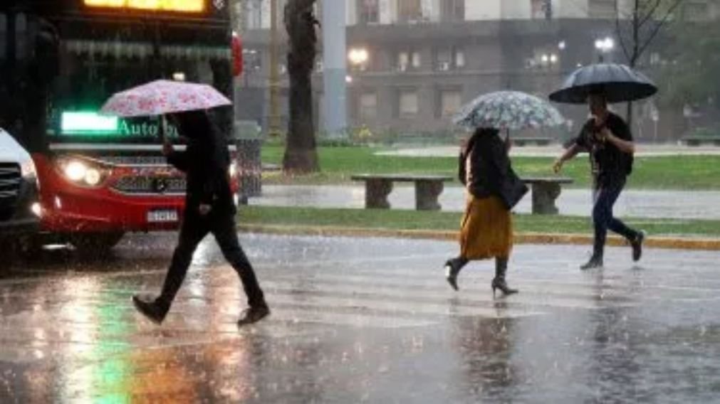 Lo más fuerte llega de noche, con actividad eléctrica frecuente. Qué dice el SMN y cómo sigue el pronóstico hasta el domingo.
