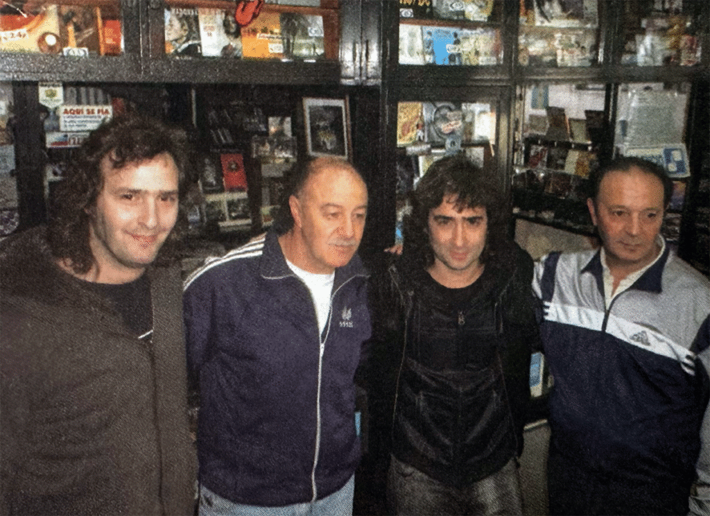 Carlos y su hermano atendieron durante años el local de discos y cassettes que cerró hace algunos años en Avenida Rivadavia.